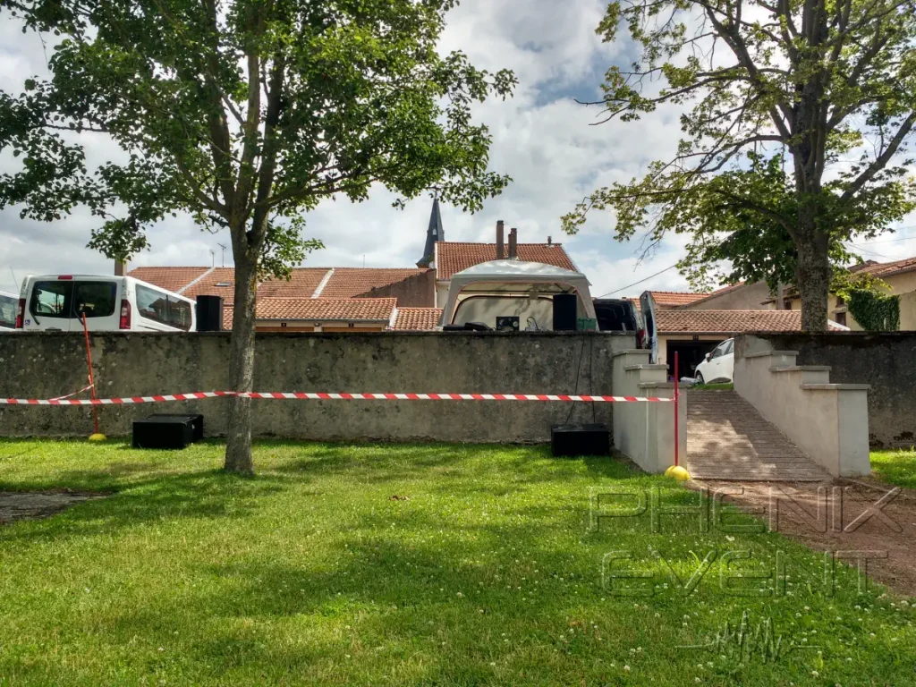 Installation sono 1500W Phenix Event sur le mur du foyer de Vic-sur-Seille, pour un événement extérieur