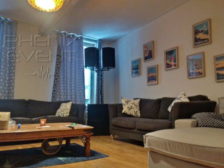 Matériel de sonorisation 1500w Stack Phenix Event installé dans l'angle d'un salon