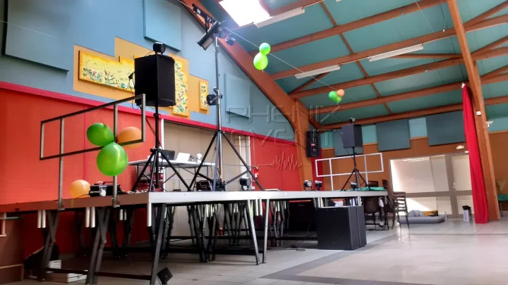 Vue latérale de l'installation sono 2000W et lumières Phenix Event sur la scène de la salle de Velaine-en-Haye