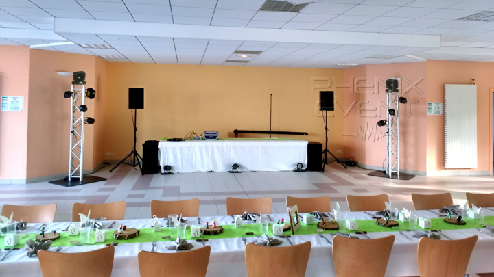 Location et installation complète sono 2000W, jeux de lumière Lyre Beam et vidéoprojecteur pour mariage au foyer communal de Narbéfontaine