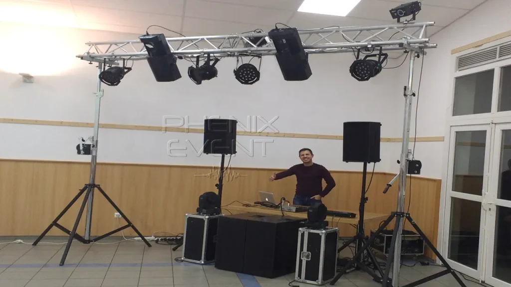 matériel sono 2000w, pack fête2 et lyres beam Phenix Event en location, installés dans la salle des fêtes de Zoufftgen