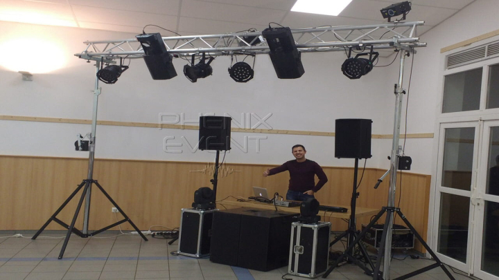 matériel sono 2000w, pack fête2 et lyres beam Phenix Event en location, installés dans la salle des fêtes de Zoufftgen