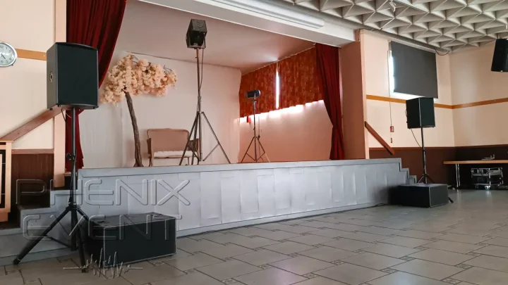 Système sono 2000w Phenix Event installé sur la scène du centre socioculturel de Carling, vu depuis le côté gauche