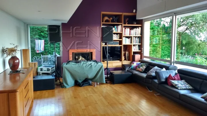 Enceintes sur trépieds et caissons basses Phenix Event, platine DJ au centre, installé dans le salon