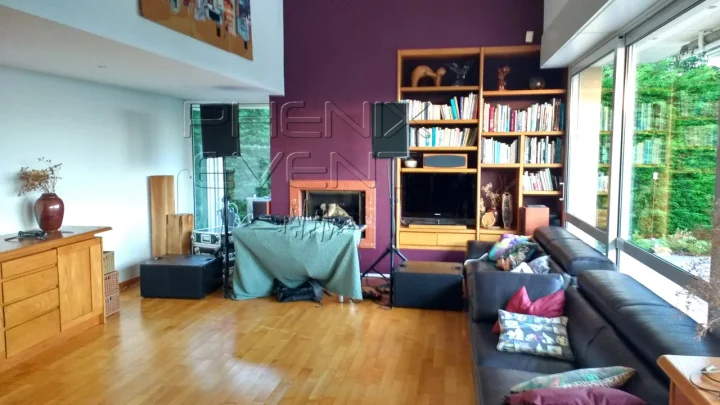 Sono 2000W vue de profil gauche en place dans le salon