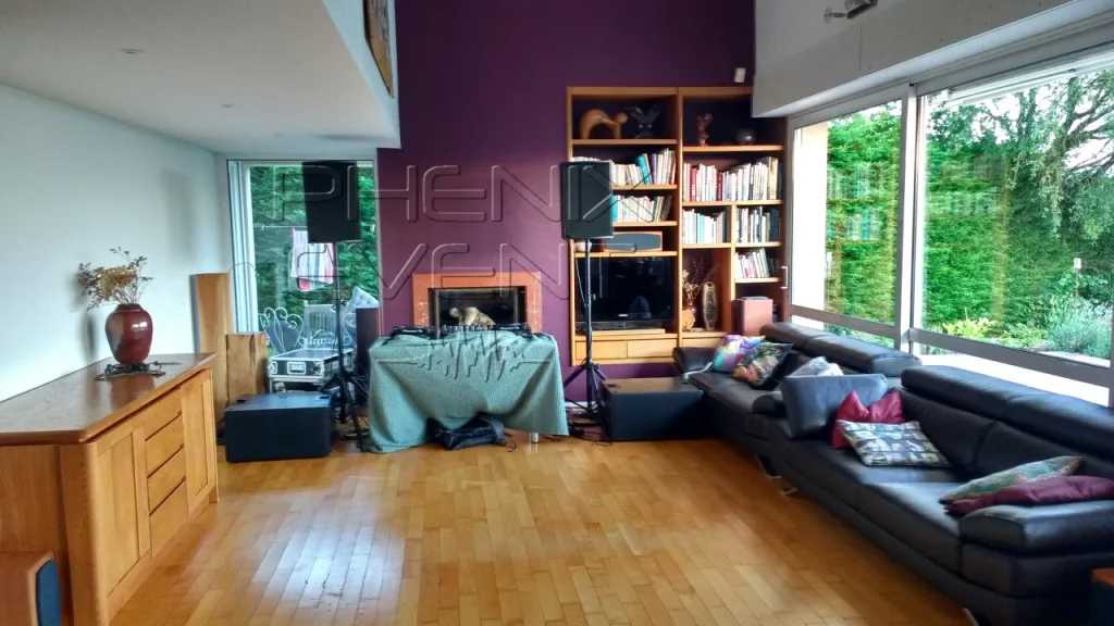 Système de sonorisation 2000W loué et installé dans un salon pour une soirée à Plappeville