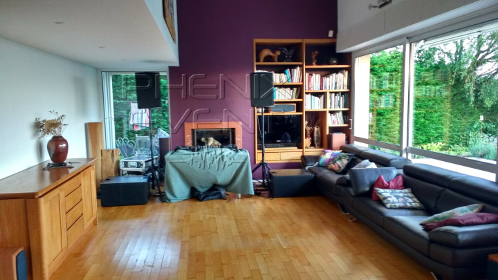 Système de sonorisation 2000W loué et installé dans un salon pour une soirée à Plappeville