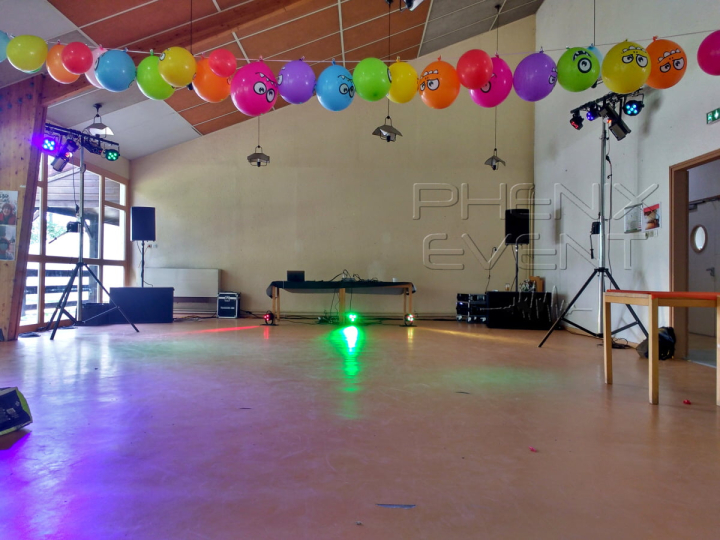 système sono 2900w Stack et jeux de lumière Pack Fête1 Phenix Event installés pour l'anniversaire dans un pavillon de l'Adeppa