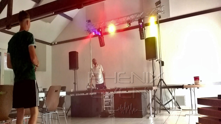 Sono 3400W et jeux de lumière Pack Fête2 en location installés pour l'anniversaire à Landroff