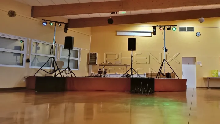 Système sono et lumières Phenix Event installés sur scène, vus en contre-plongée