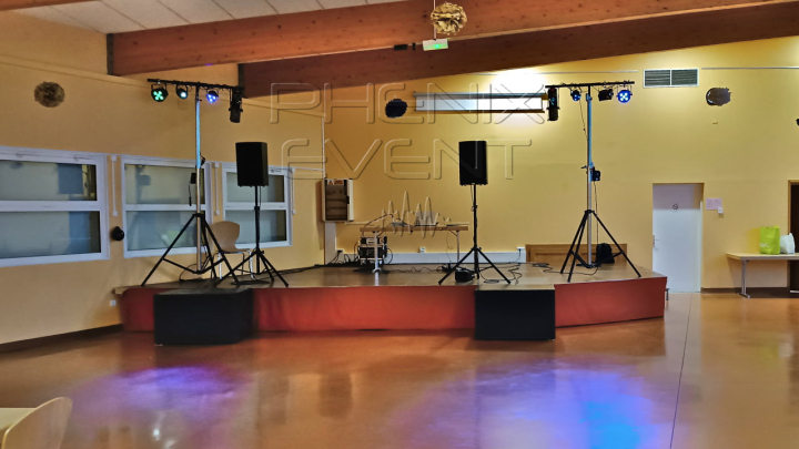 Système de sonoristion 3400w et éclairage Pack Fête1 sur la scène de la salle des fêtes de Francaltroff