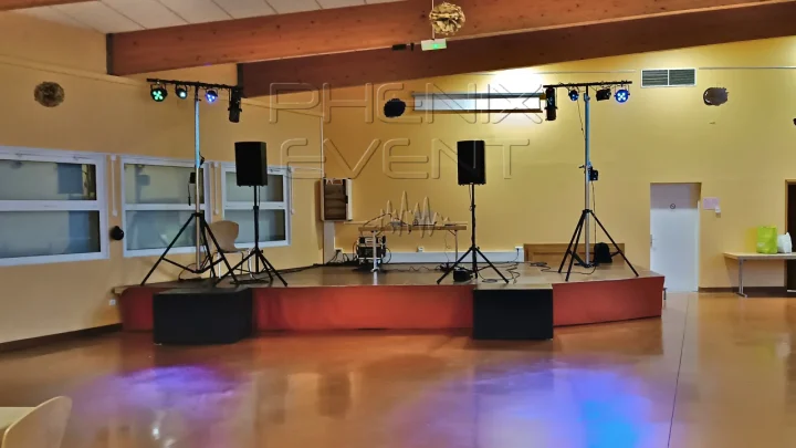 Système son 3400w et éclairage Pack Fête1 sur la scène de la salle des fêtes de Francaltroff