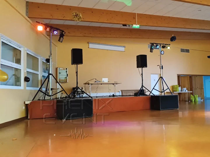 sono 3400w Phenix Event installée sur la scène de la salle de Francaltroff
