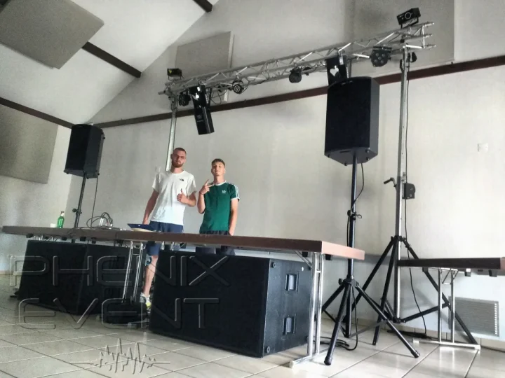 Les DJ posent, pouces levés, devant la sono 3400W et le pont de jeux de lumière Fête2 Phenix Event installés pour l'événement à Landroff