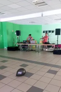 Ambiance anniversaire exotique à Elzange avec guitare et animation.