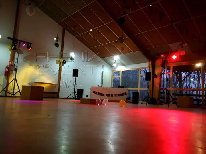 Vue d'ensemble de l'installation sono 1500w et jeux de lumière pro en action à l'Adeppa