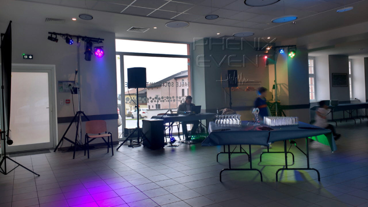 Yvan, derrière la régie DJ, peaufine la playlist dans la salle socioculturelle de Schwerdorff, entouré de la sonorisation et des lumières Phenix Event