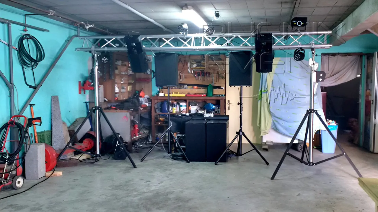 Sono 2000w et Pack Fête2 Phenix Event installés dans un garage pour une soirée lycéenne