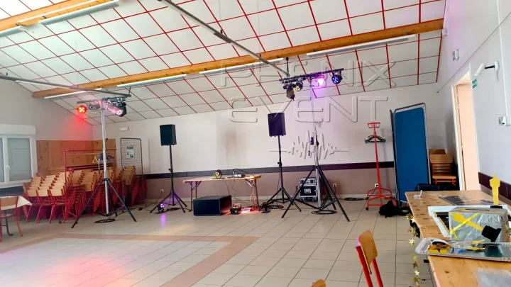 Vue rapprochée de la sono et des trépieds à treuil du Pack Lyre Beam équipés d'effets LED