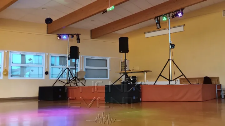 Sono 3400w et jeux de lumière sur scène, vue profil gauche