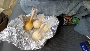 pack de sucettes au chocolat blanc maison offertes sur le siège du minivan