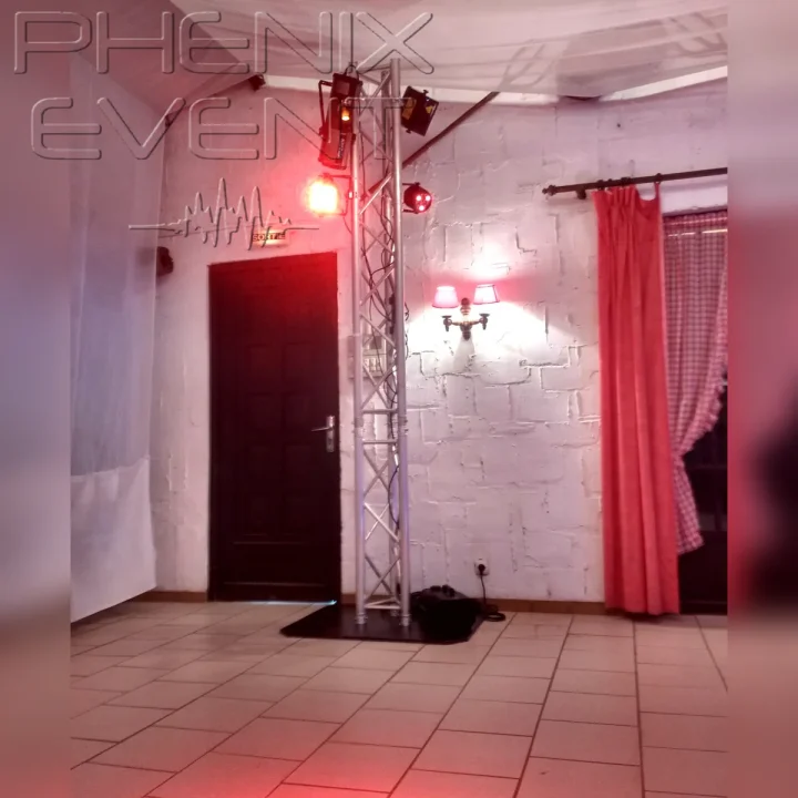 Totem lumineux de 3 mètres équipé des jeux de lumières, éclaire la piste de danse du chaler des aulnes