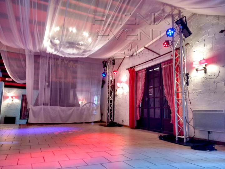 deux totems lumineux 3m du Pack Fête1 installés pour la soirée de mariage