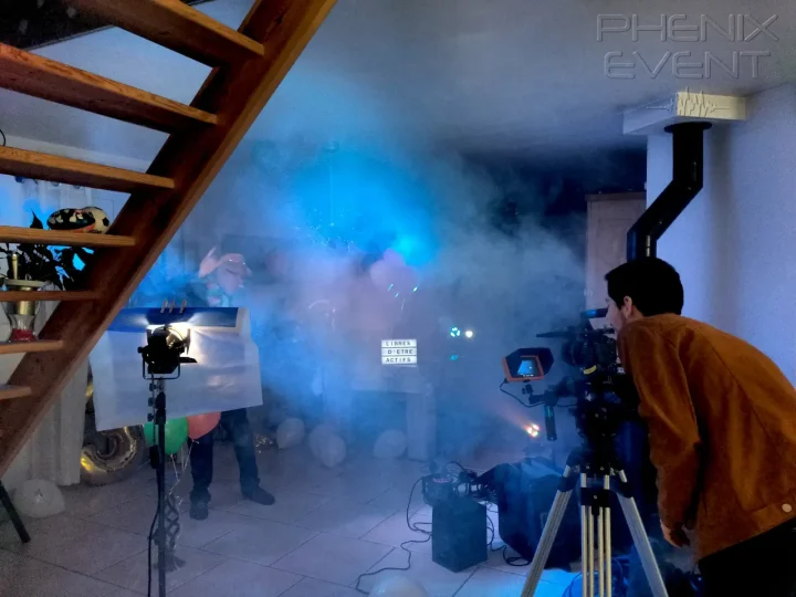 installation des projecteurs et machine à brouillard dans un salon à pompey pour le tournage videacam, Pierre filme la scene