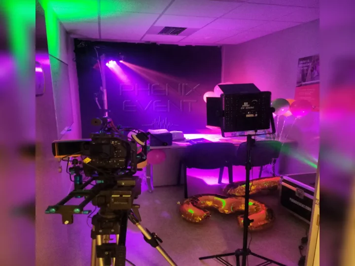 Jeux de lumière Pack fête1 en action dans un bureau de Présence Verte, faisceaux colorés et caméra de tournage de Pierre de Videacam