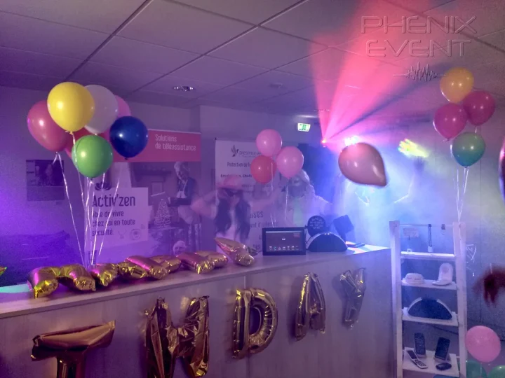 Pack Fête1 Phenix Event et éclairages colorés installés dans le hall de la msa pendant le tournage