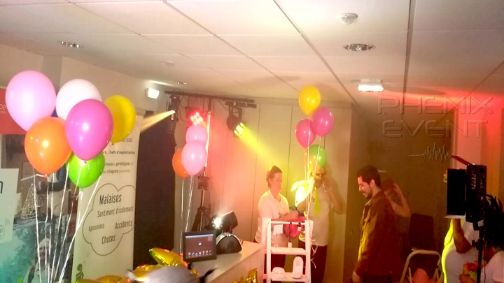 acceuil de présence verte illuminée par les jeux de lumière du pack fête1, pierre donne les consignes de tournage