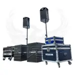 Profil gauche du Pack Sono professionnel 1900w RMS Phenix Event, placé entre un rack d'amplis et des flight cases.