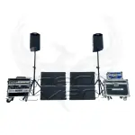 Pack Sono 2500w Pro 10X412M Phenix Event, vue de face, composé de quatre caissons de basses empilés au centre, deux enceintes 250w sur trépieds, un rack d'amplificateurs à gauche et des flights cases à droite