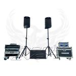 Sono 1000w RMS 10X112M Phenix Event, vue de face. Deux enceintes 250w sur trépieds, un caisson basse 500w au centre, un rack d'ampli à gauche et des flight cases à droite.