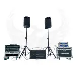 Sono 1000w RMS 10X112M Phenix Event, vue de face, avec deux enceintes 250w sur trépieds, un caisson basse 500w au centre, un rack d'ampli à gauche et des flight cases à droite.