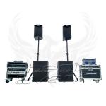 Sono 1900w RMS 10x410T PRO Phenix Event, vue de face, avec 2 enceintes 250w sur trépieds et 4 caissons de basses au sol. Un rack d'amplificateurs est situé à sa gauche et des flight cases à sa droite.