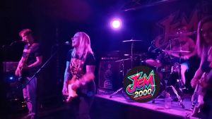 Jem 2000 sur la scène du MK Bar interprète leur morceau intitulé Cut