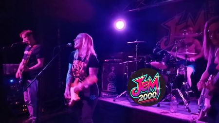 Jem 2000 sur la scène du MK Bar interprète leur morceau intitulé Cut