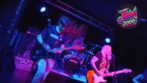 Jem 2000 interprétant Lapis Lazuli sur la scène du MK Bar