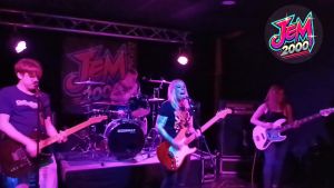 le groupe Jem 2000 interprète un de leur morceau sur la scène du MK Bar Esch-Belval