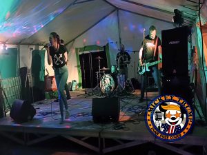 mickey trump chante Baby One More Time sur la scène de Hussigny-Godbrange