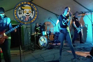 mickey trump interprète Believe, sur la scène de la kermesse