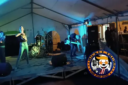 mickey trump sur la scène de la kermesse de godbrange. La chanteuse sourit avec un verre de bière à la main.