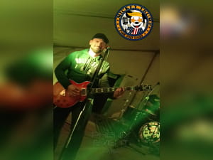 arnaud, guitariste des mickey trump, pendant le solo de guitare