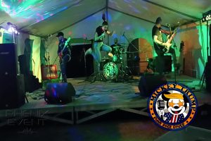 Marine des Mickey Trump en train de jumper sur scène