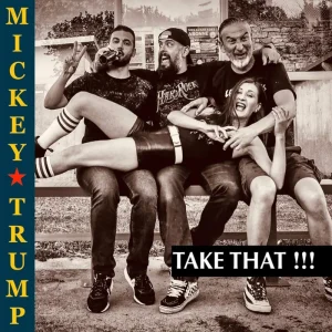 couverture de l'ep Take That des Mickey Trump, la chanteuse est allongée sur les genoux des musiciens