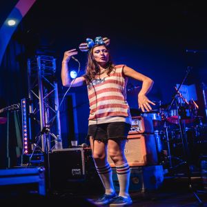 la chanteuse des mickey trump vêtue d'une tenue aux couleurs du drapeau américain