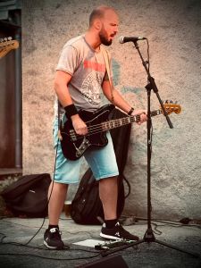 le bassiste assure les choeurs