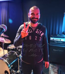le bassiste des last idiots fait le signe v avec ses doigts