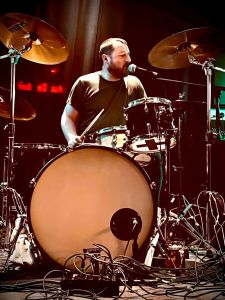 le batteur des Last Idiots en train de chanter